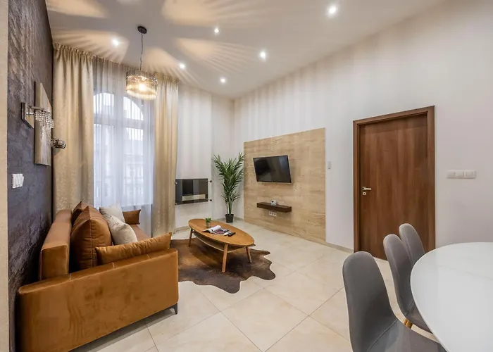 Luxe N\' Charm Central Grand Suite By Prestige Homes