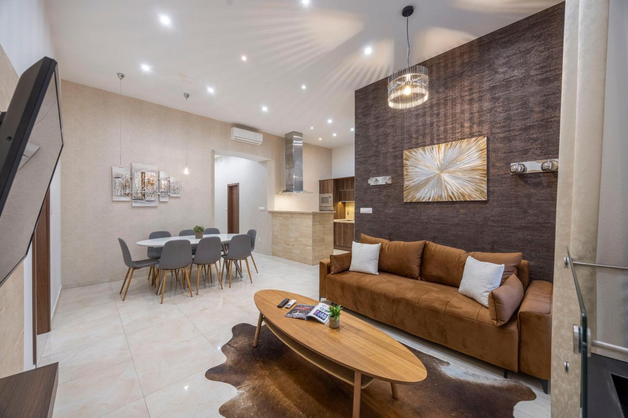 Luxe N' Charm Grand By Prestige Homes Apartment *